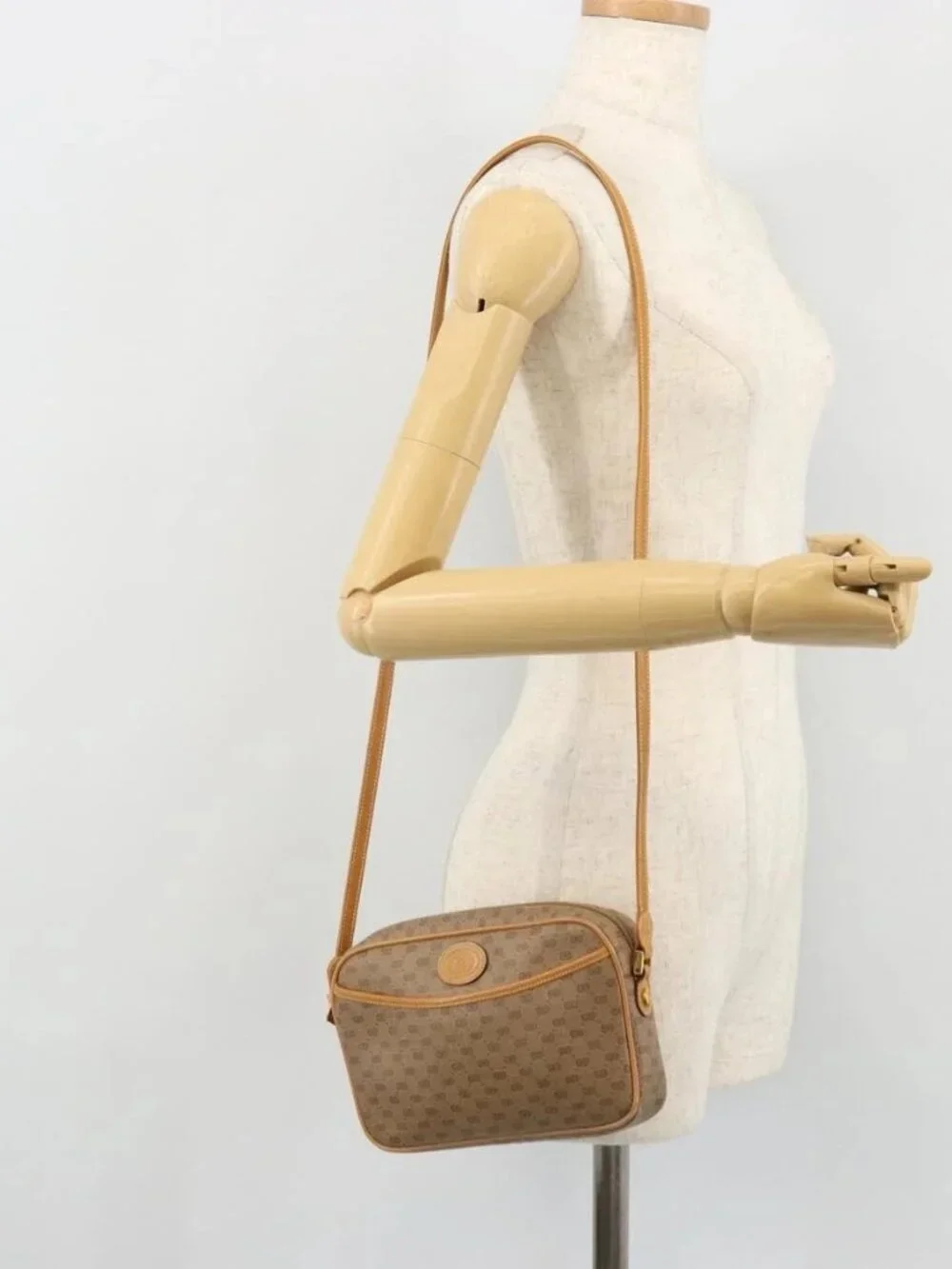 Gucci brand	gucci color	beige